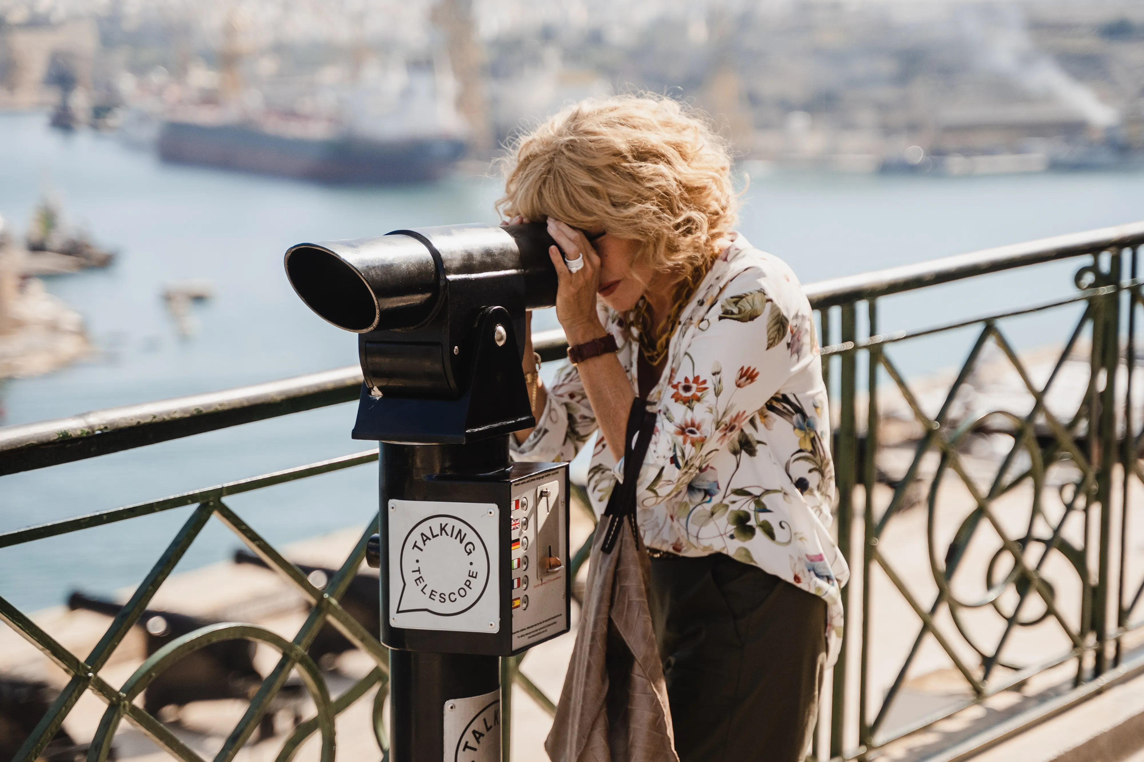 Nancy Brilli on location at Upper Barrakka Gardens, Valletta, Un Weekend Particolare